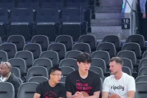 今天將迎來首秀？！楊瀚森賽前與助教有說有笑，翻譯也在旁邊
