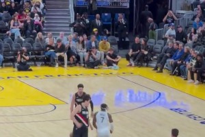來了！楊瀚森接隊(duì)友卡馬拉傳球，雙手勉扣，拿下NBA季前首分！