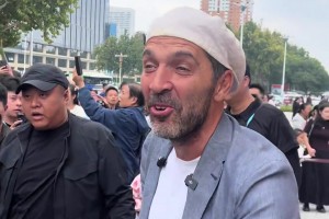 看看是誰來中國了？知道的是布馮，不知道的還以為是賣燒餅的