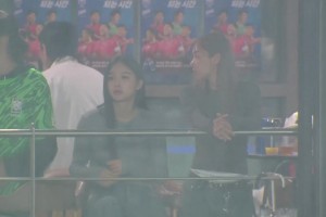 包廂內(nèi)的這位韓國(guó)女球迷什么水平？