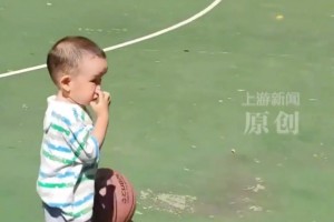 兩歲小孩哥單手運球跑，這就是天生球感嗎？