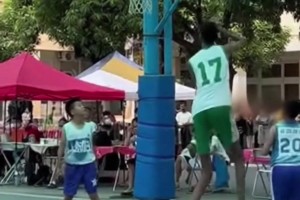 2米的小學(xué)生跟同齡人打籃球簡直是降維打擊