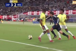 伊東純也面對巴西雙人防守，過人突破真自信啊