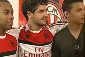 羅比尼奧、帕托和席爾瓦一起表演B-box