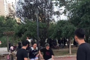 郭艾倫的身材，約基奇的投籃包