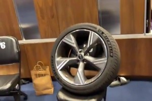 莊神整蠱新秀：把博納車輪胎拆下放到更衣室+車?yán)锶麧M爆米花