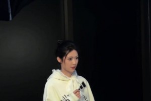 臺(tái)上臺(tái)下都是亮點(diǎn)?。∽孔R(shí)參加上海時(shí)裝秀活動(dòng) 走到哪都是風(fēng)景線