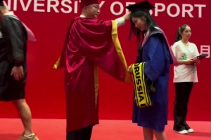 很給面子了！拜仁球迷的書(shū)記給多特球迷女孩撥穗