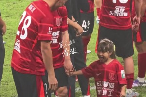 “可愛捏！”比賽結(jié)束后，楊帥與楊明洋的女兒打招呼互動