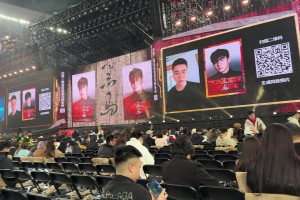 不對啊，這是李榮浩演唱會啊，也用上《橘頌色的火焰》暖場了
