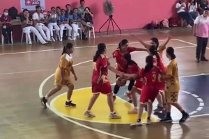 女籃比賽驚現(xiàn)四保一戰(zhàn)術(shù)，這真的不是移動(dòng)擋拆嗎