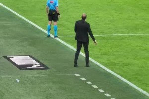 球迷實(shí)拍！阿萊格里在場(chǎng)邊呼叫球員登場(chǎng)