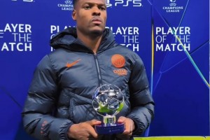 不高興上線！賽后鄧弗里斯領(lǐng)取單場(chǎng)MVP時(shí)也沒個(gè)笑臉