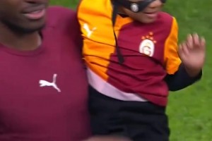 難道是遺傳？奧斯梅恩與女兒一起慶祝，女兒也有專屬面罩！