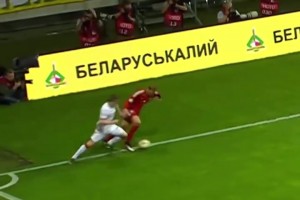 戲耍對手前鋒！再危險的情況，諾伊爾也波瀾不驚！