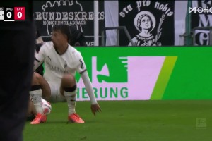 韓國歸化國腳真狠啊??卡斯特羅普飛鏟迪亞斯，裁判將其紅牌罰下