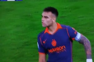 勞塔羅用意大利國(guó)粹手勢(shì)瘋狂嘲諷孔蒂，孔蒂在場(chǎng)邊不甘示弱