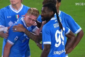 傷情很不妙！德布勞內(nèi)點(diǎn)射時(shí)受傷，直接被隊(duì)醫(yī)攙扶下場(chǎng)