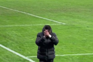 實(shí)拍國安謝場：工體響徹“丟人現(xiàn)眼”罵聲，只有侯森默默鼓掌致歉