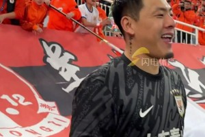 球迷橫幅展示王大雷霸氣喊話：沒人能在大球場踩著我們肩膀上去