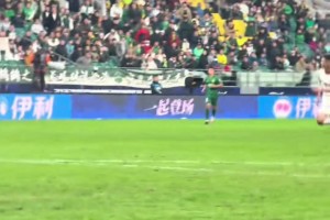 咪咕美女記者為了拍到國安球員進(jìn)球慶祝，在場邊狂奔