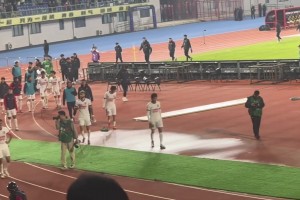 不拋棄不放棄！賽后遠(yuǎn)征客場(chǎng)的蓉城球迷依然為球隊(duì)加油鼓勁！