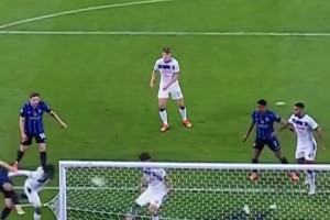 這也太猛了吧！索默這極限三連撲，是把對(duì)手看成拜仁了嗎？