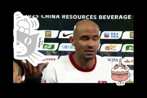 素質(zhì)堪憂！賽后接受采訪的費(fèi)利佩險(xiǎn)些被球迷投擲的雜物擊中！