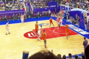 身高175的馬蘭維爾在CBA秀翻了，防守人伸腳也攔不住