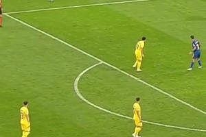 同樣也是任意球大師！這個(gè)位置斯坦丘簡(jiǎn)直就是在罰點(diǎn)球！