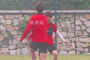 韋世豪傷愈歸隊(duì)合練，滿臉笑意盡顯好心情