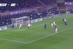 爭(zhēng)議！埃斯波西托禁區(qū)被拉倒！主裁聽取VAR后沒有判罰點(diǎn)球！