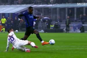 國(guó)米3-0鎖定勝局！維蒂犯規(guī)送點(diǎn)+染紅！恰爾汗奧盧點(diǎn)射破門雙響