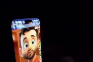 夜幕降臨，刷視頻的瓦科看到了可愛(ài)的自己