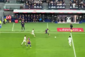 換個(gè)角度看看維尼修斯怒踢皮球嚇到亞馬爾