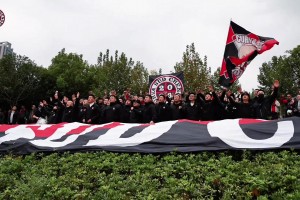 冠軍之心， 臨戰(zhàn)無(wú)退！蓉城球迷在訓(xùn)練場(chǎng)外為球隊(duì)助威吶喊！