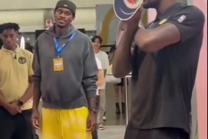 艾頓賣萌五連拍 一旁的范德比爾特都沒眼看了