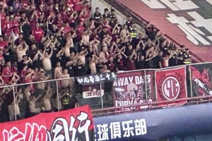 去年極端成都球迷嘲諷河南隊(duì)：如此茍活三十年，今年...