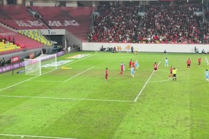 十分炸裂！現(xiàn)場球迷實(shí)拍何超飛火流星破門