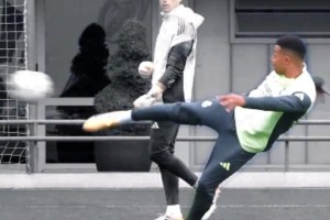 感受一下歐洲金靴的實(shí)力！姆巴佩訓(xùn)練中精彩凌空抽射