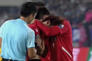 遺憾！南通隊球員李賢成失點丟冠后痛哭，主裁馬寧上前安慰