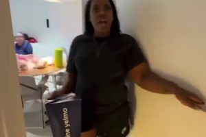 沒隱私啦！維尼修斯女友拍下小熊在馬德里家里睡覺的畫面~