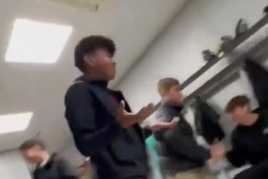 22年世界杯摩洛哥淘汰西班牙后，亞馬爾穿著摩洛哥球衣嘲諷隊(duì)友