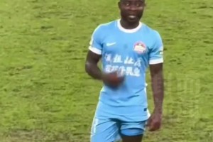 成都球迷侮辱性物品和動作，警方：二人被行拘，禁止觀賽1年