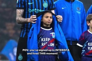 大暖男?！巴斯托尼為小球童披上自己的訓(xùn)練服避雨