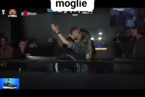 維埃里和卡里烏斯老婆擁抱，旁邊維埃里老婆表情亮了