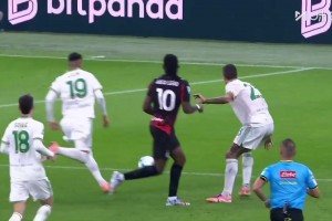 射門真是辣眼睛！巴特薩基傳中，福法納無人盯防射門踢偏