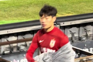 實拍：慘敗國安后，長春亞泰球員賀一然面對球迷指責做出這個動作