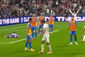 極致的暴力！近距離看卡雷拉斯暴射，皮球幾乎不轉(zhuǎn)左右晃動(dòng)