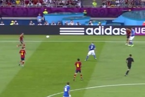 阿爾巴瘋狂超車！西班牙經(jīng)典進(jìn)球：哈維妙傳直塞助攻阿爾巴！